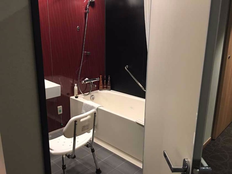 mitsui_garden_hotel_kyoto_shinmachi_bettei_-_accessible_room_shower_1