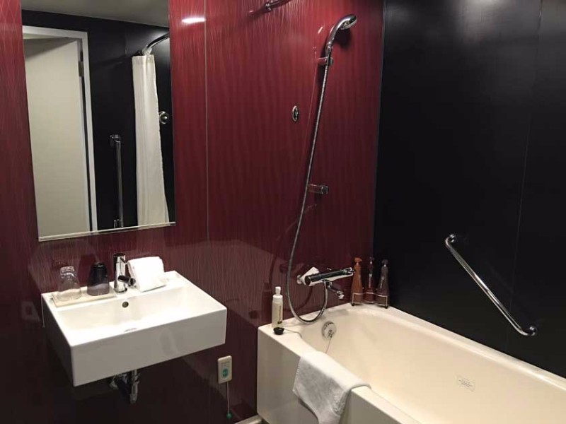 mitsui_garden_hotel_kyoto_shinmachi_bettei_-_accessible_room_shower_3