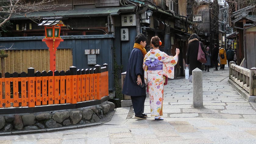 Gion - couple in kimonos