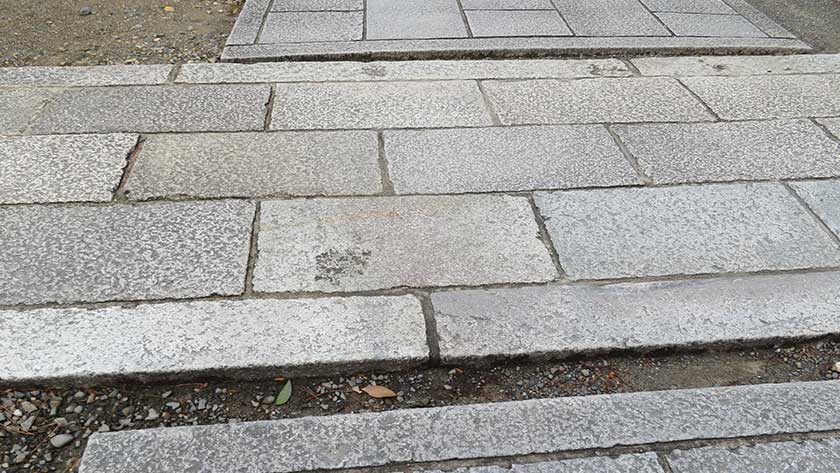 Gaps in path at Kenninji Temple