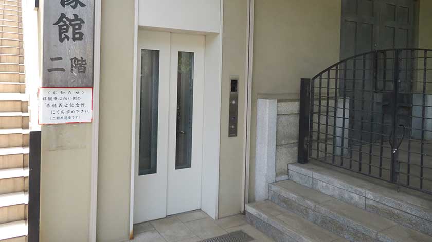 Elevator to museum annex at Sengakuji Temple