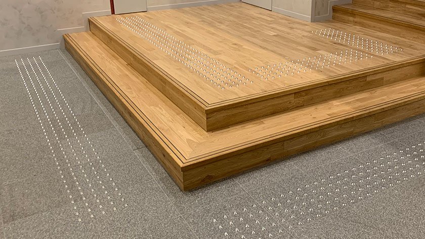 Tactile blocks at stairs