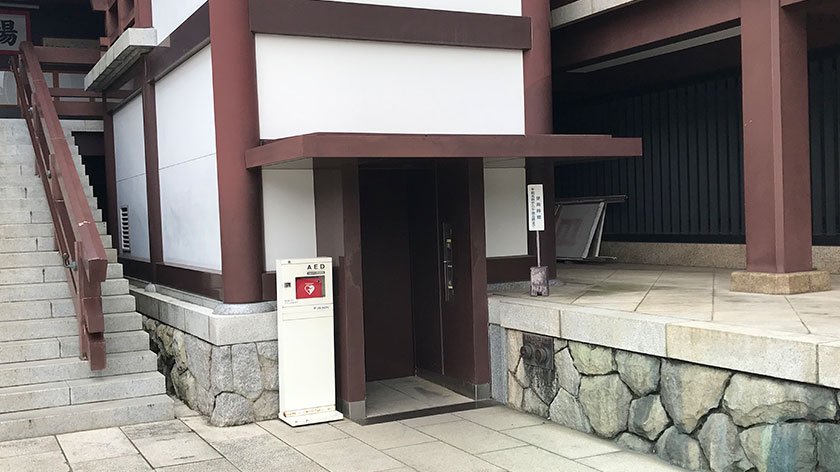 Elevator to main temple hall