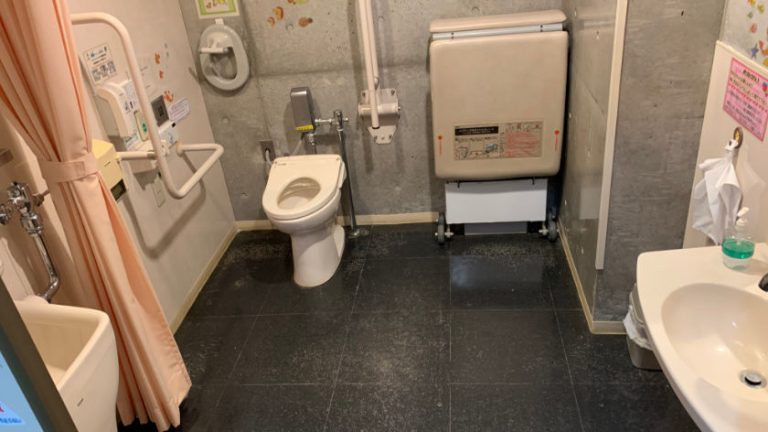kanikkokan accessible toilet 1 768x432