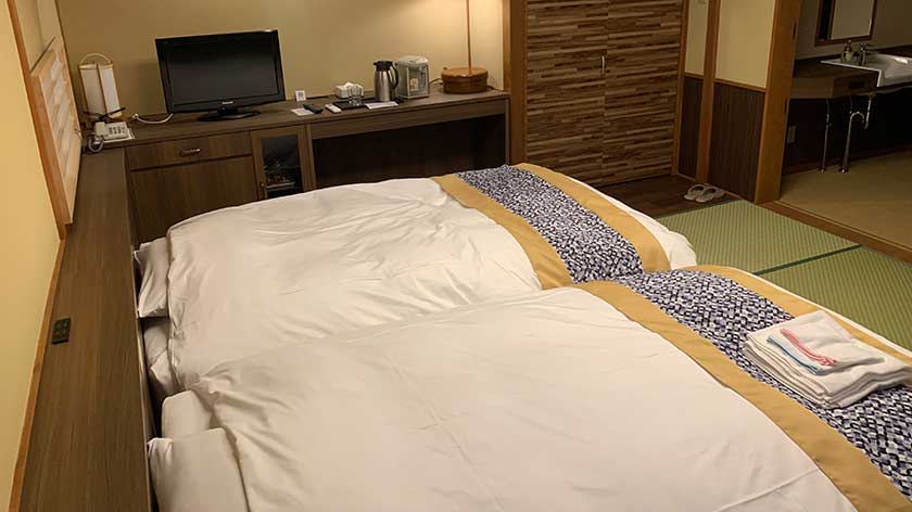Twin beds in Kozeniya's Houden Suite