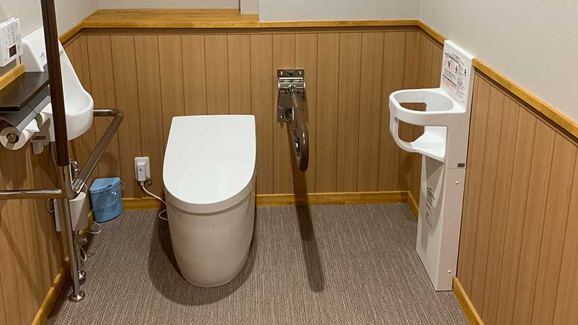 Accessible toilet near dining area at Kozeniya