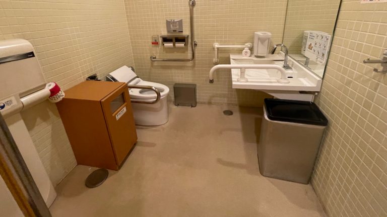 enoshima aquarium toilet 1 768x432