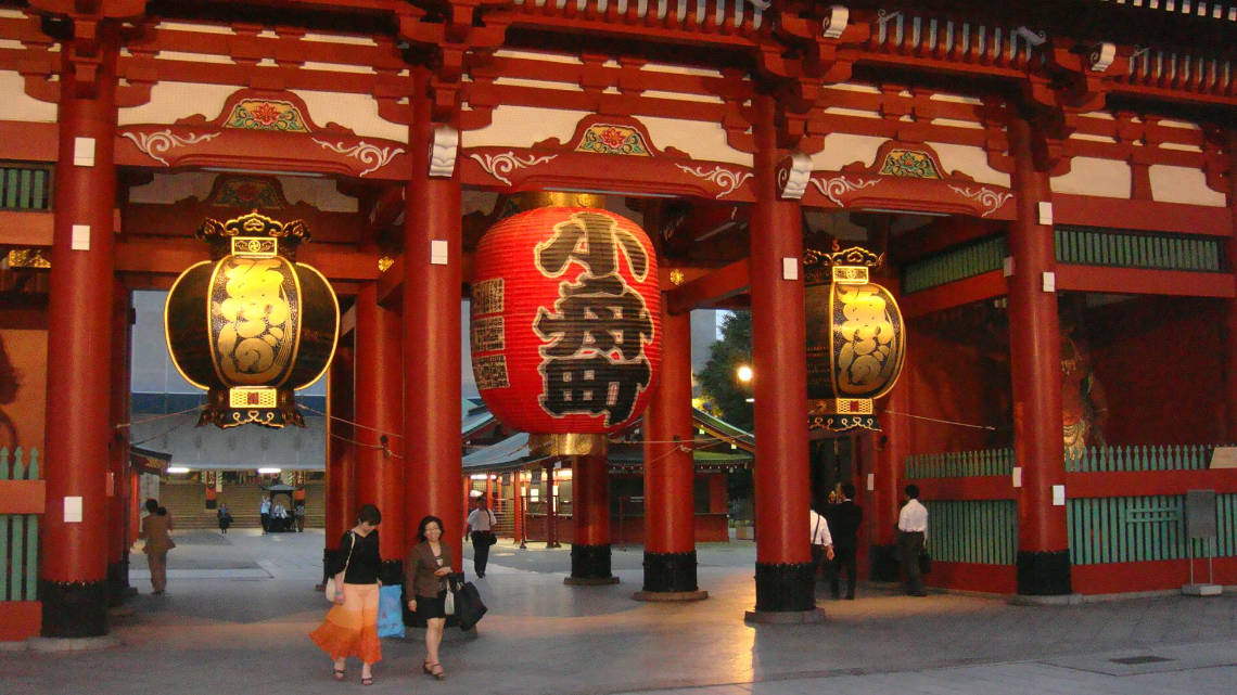 Large lanterns at gate to Sensoji