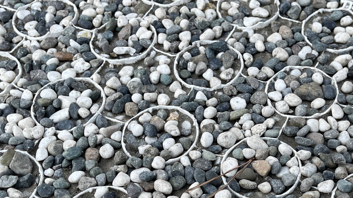 Gravel with structured bedding