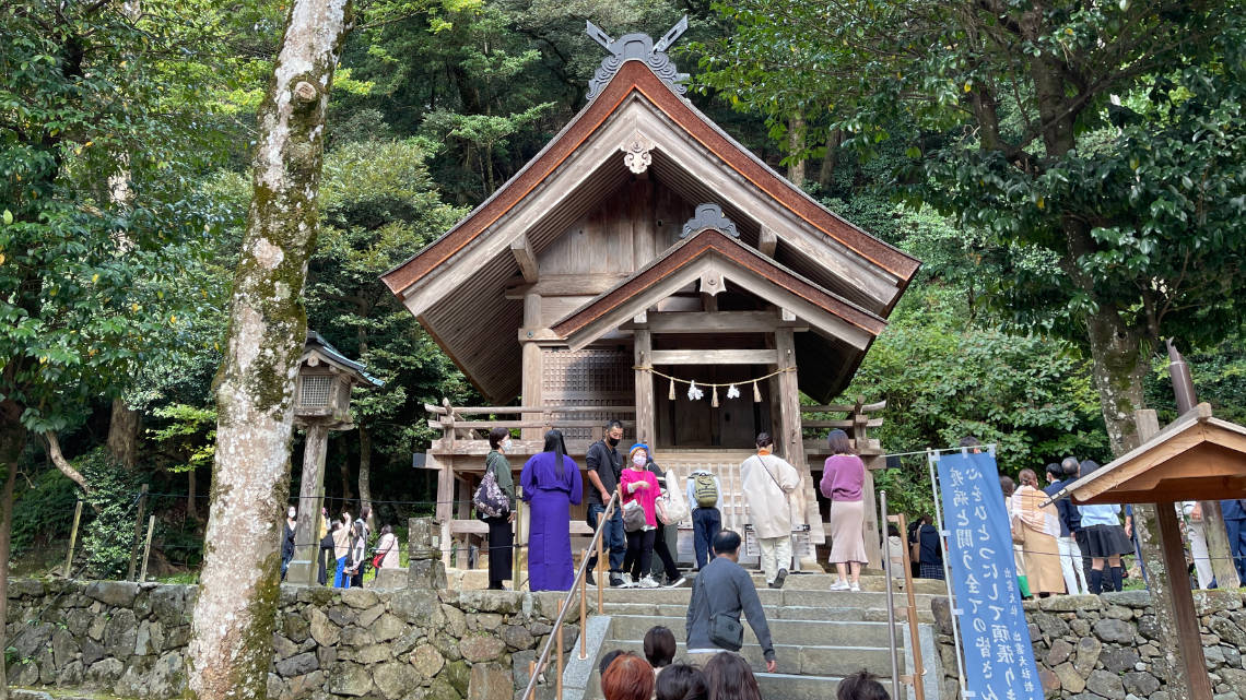 Smaller shrine behind Honden