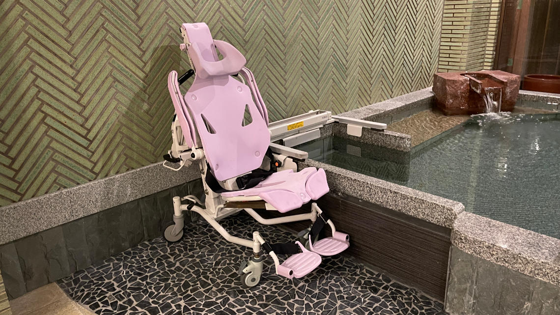 Lift in public bath