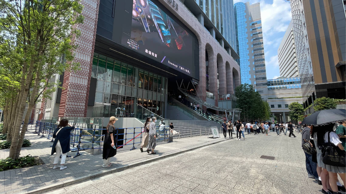 Entrance into Tokyo Kabukicho Tower with only steps and an escalator
