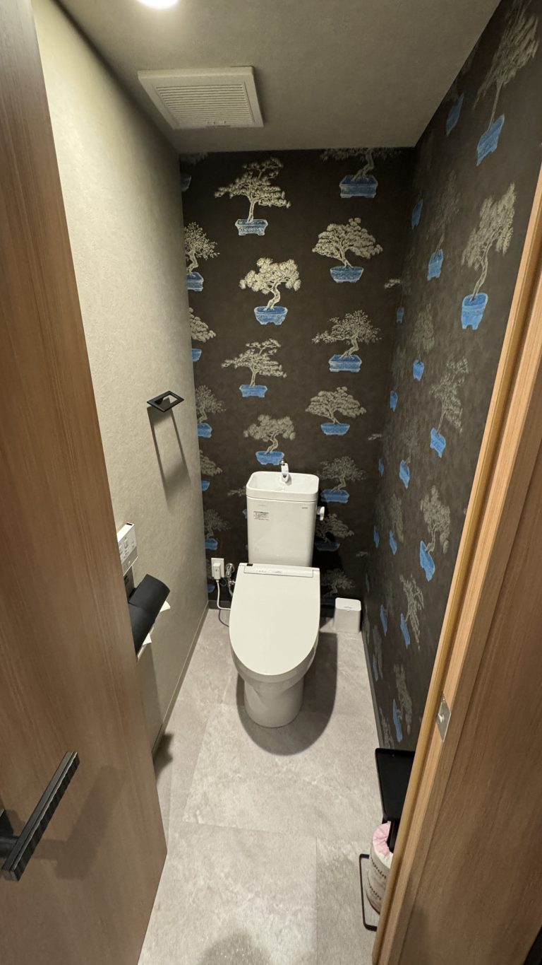 premium two bedroom suite main toilet 768x1365