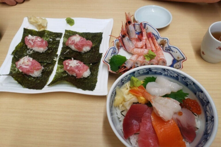 Tsukiji sashimi1 768x511