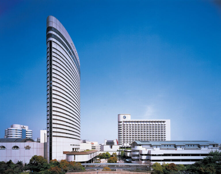 ポートピアホテル全景 768x605